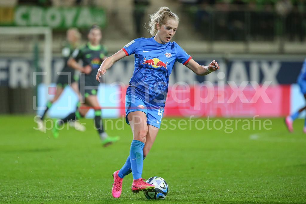 Fussball, Google Pixel Frauen-Bundesliga, VfL Wolfsburg - RB Leipzig | v.li.: Nina Räcke (RB Leipzig, 4) am Ball, Einzelbild, Ganzkörper, Aktion, Action, Spielszene, DIE DFB-RICHTLINIEN UNTERSAGEN JEGLICHE NUTZUNG VON FOTOS ALS SEQUENZBILDER UND/ODER VIDEOÄHNLICHE FOTOSTRECKEN. DFB REGULATIONS PROHIBIT ANY USE OF PHOTOGRAPHS AS IMAGE SEQUENCES AND/OR QUASI-VIDEO.