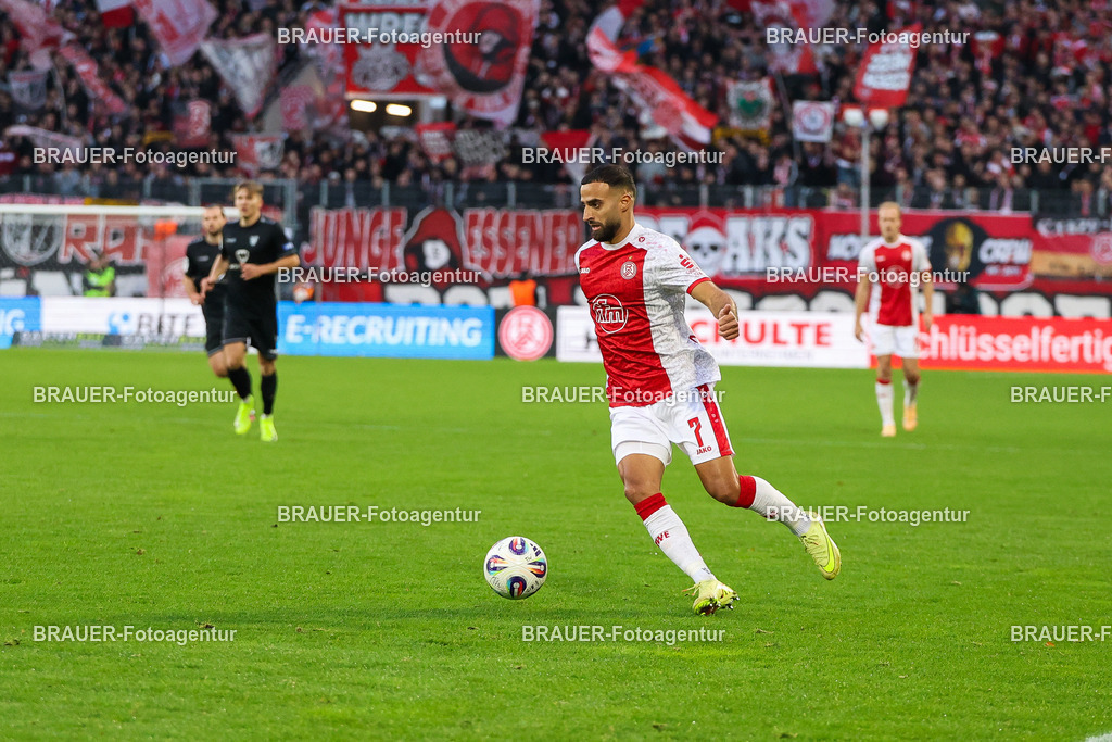 Rot-Weiss Essen - 1.Fc Schweinfurt | Essen, Deutschland, 02.11.2025 Ramien Safi  (Rot-Weiss Essen) Einzelaktion während des 3.Liga Spiels zwischen  Rot-Weiss Essen und 1.Fc Schweinfurt am 02.11.2025 im Stadion an der Hafenstraße in Essen. (Foto von Timo Bluhmki-Schmidt/Brauer Fotoagentur