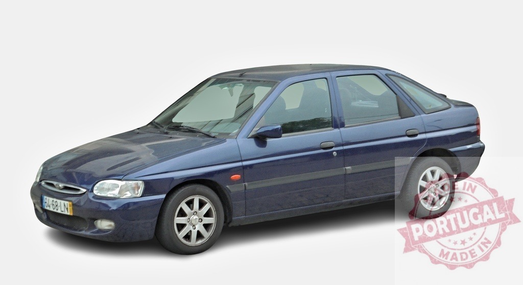Dark blue Ford Escort parked on white background | Generic dark blue Ford Escort car parked on a white background, slightly angled to the left - Realisiert mit Pictrs.com