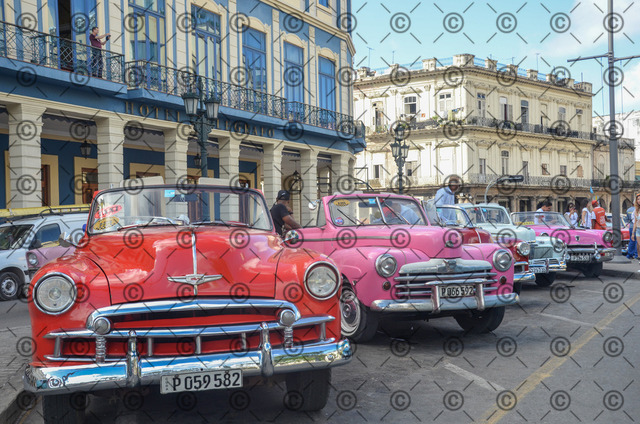 RGE_8717r | Amerikanische Oldtimer vor dem Capitolio in Havanna.    Fotograf: Ralf Gebhardt - Realisiert mit Pictrs.com