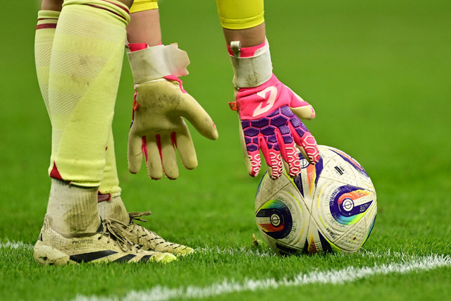 Fußball I Frauen I Saison 2025-2026 I Bundesliga I 10. Spieltag I Hamburger SV - 1. FC Nürnberg I 48260 | Symbol, Symbolfoto, Symbolbild, Sinnbild, Bildsymbol, Darstellung, Signum: Fußball, Fussball, Abschlag, Abstoß, Ball, Linie, Rasen, Torwarthose, Stutzen, Schienbeinschoner, Rasen, Torwart, Torwarthandschuh, Handschuh, Torwarthandschuhe, klebrig, Haftung, Torwarttrikot, Goalkeeper, Schlussmann, Torsteher, Goalie, Schlussfrau, Torhüterin, Tormann, Torfrau, Torwächter, Torwächterin, Fliegenfänger, Fliegenfängerin, Goalfrau, Goalmann, Sportler, Sportlerin,  - Realisiert mit Pictrs.com