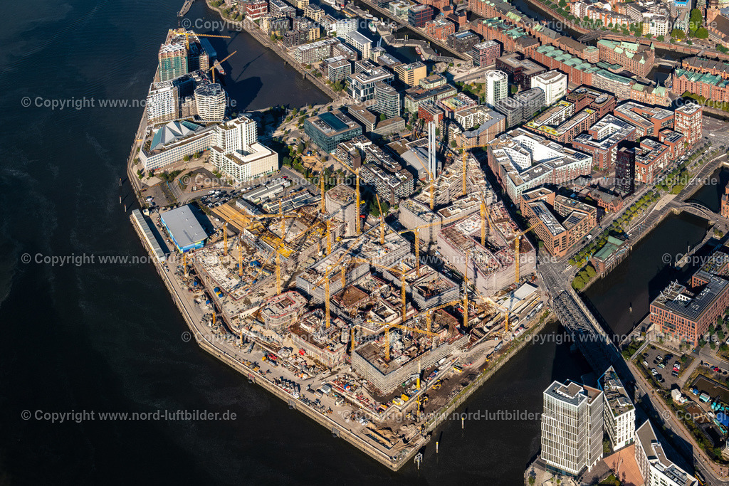Hamburg_Hafencity_Sandtorkai_Baustelle_ELS_3916220922 | HAMBURG 22.09.2022 Baustelle zum Neubau des Gebäudekomplexes des Einkaufszentrum am Überseequartier am Chicagokai - Osakaallee im Bereich des ehemaligen Grasbrooks im Ortsteil Hafencity in Hamburg, Deutschland. Weiterführende Informationen bei: CHRISTIAN DE PORTZAMPARC,  Depenbrock Bau GmbH & Co. KG,  F + Z Baugesellschaft, Zweigniederlassung der Hecker Bau GmbH & Co. KG,  Stump-Franki Spezialtiefbau GmbH,  Unibail-Rodamco Germany GmbH,  Unibail-Rodamco ÜSQ Süd Quartiersmanagement GmbH. // Construction site for the new building complex of the shopping center at Ueberseequartier at Chicagokai - Osakaallee in the area of the former Grasbrooks in the Hafencity district in Hamburg, Germany. Further information at: CHRISTIAN DE PORTZAMPARC,  Depenbrock Bau GmbH & Co. KG,  F + Z Baugesellschaft, Zweigniederlassung der Hecker Bau GmbH & Co. KG,  Stump-Franki Spezialtiefbau GmbH,  Unibail-Rodamco Germany GmbH,  Unibail-Rodamco UeSQ Sued Quartiersmanagement GmbH. Foto: Martin Elsen