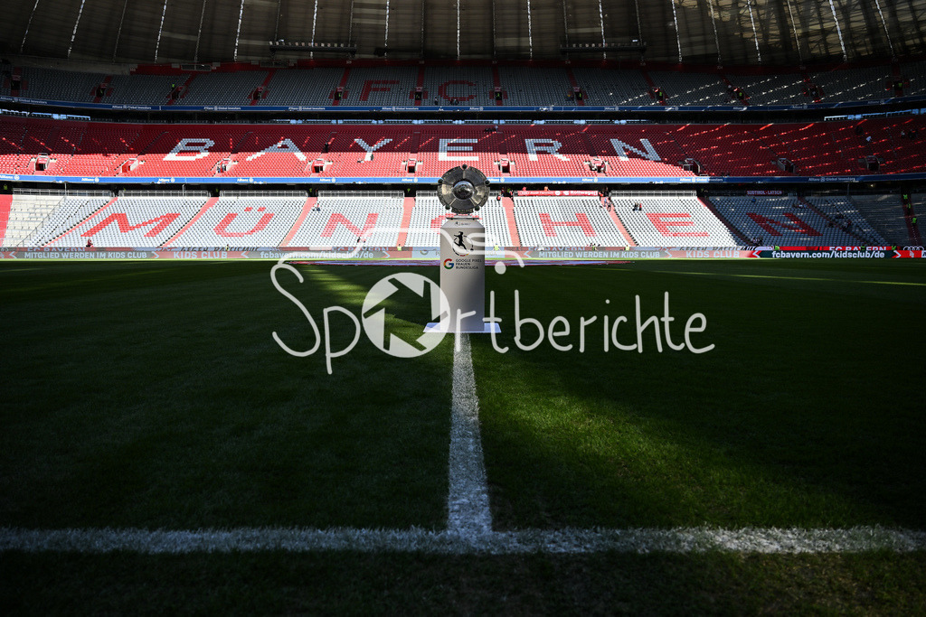 FC Bayern München - Bayer 04 Leverkusen | Die Meisterschale der Google Pixel Frauen Bundesliga steht vor Anpiff in der Sonne / Symbolbild / Google Pixle Frauen-Bundsliga: FC Bayern München - Bayer 04 Leverkusen; Allianz Arena am 06.09.2025