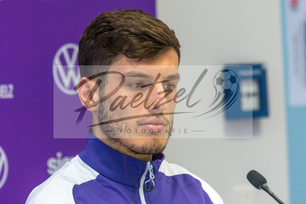 20200219_PKOSNA_0011 | Fussball, Herren: Bashkim Ajdini (VfL Osnabrueck) schaut waehrend der Pressekonferenz des VfL Osnabrueck im Presseraum des Stadion an der Bremer Bruecke am 19.02.2020 in Osnabrueck, Deutschland. - Realisiert mit Pictrs.com