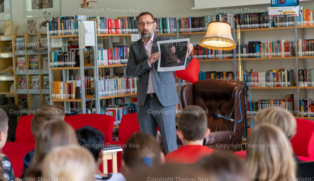 DSC_4155 | Abschluss des 24-stündigen Lesemarathons am Goethe-Gymnasium in der Schulbibliothek,,hier der stellvertretewnde Schulleiter Christian Peter beim Lesen,  Bild: Thomas Neu