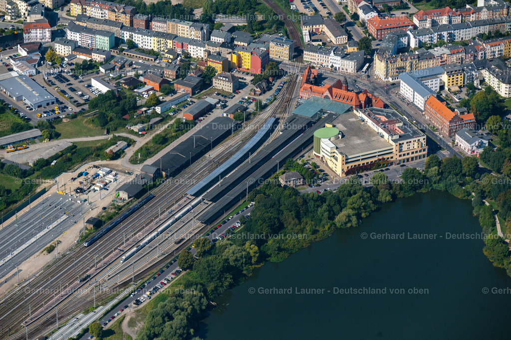 4061634 | STRALSUND 08.09.2021 Gleisverlauf und Gebäude des Hauptbahnhofes der Deutschen Bahn in Stralsund im Bundesland Mecklenburg-Vorpommern, Deutschland. Weiterführende Informationen bei: Deutsche Bahn AG. // Track progress and building of the main station of the railway in Stralsund in the state Mecklenburg - Western Pomerania, Germany. Further information at: Deutsche Bahn AG. Foto: Gerhard Launer
