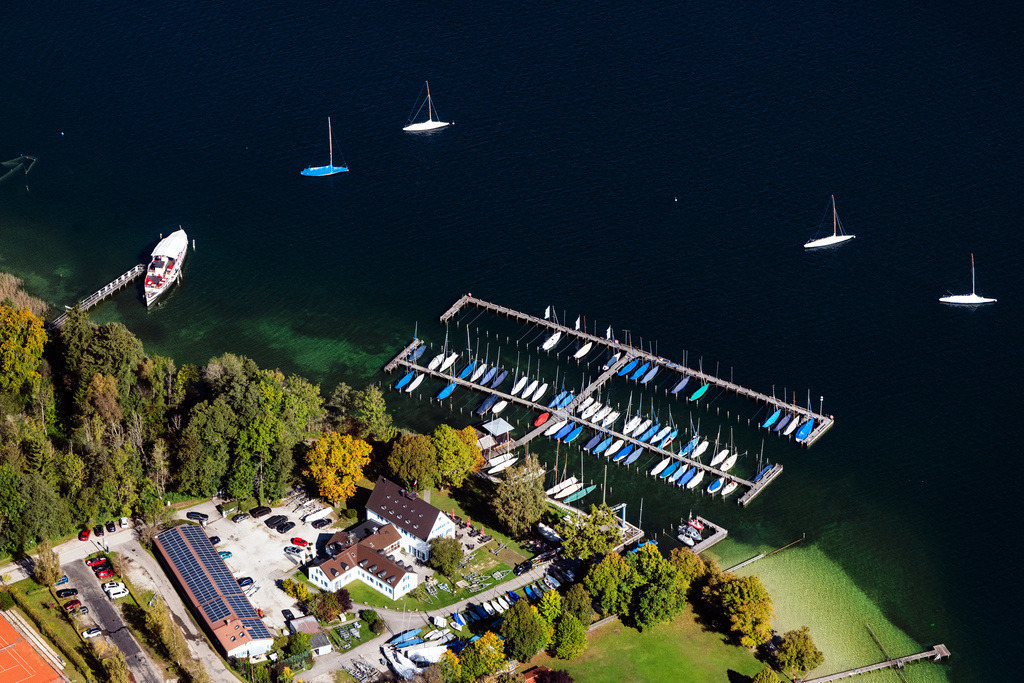 dr__0038736.jpg | TUTZING 11.10.2019 Yachtclub und Yachthafen mit Sportboot- Anlegestellen und Bootsliegeplätzen am Ufer des Starnberger Sees in Tutzing im Bundesland Bayern, Deutschland. Im Hintergrund der Tennisclub. // Pleasure boat marina with docks and moorings on the shore area Possenhofen in Tutzing in the state Bavaria, Germany. Foto: Daniel Reiter