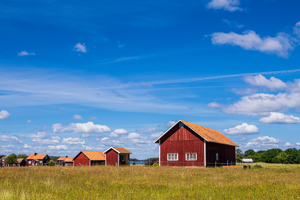 Rote Holzhäuser auf der Insel Sladö in Schweden | Rote Holzhäuser auf der Insel Sladö in Schweden.