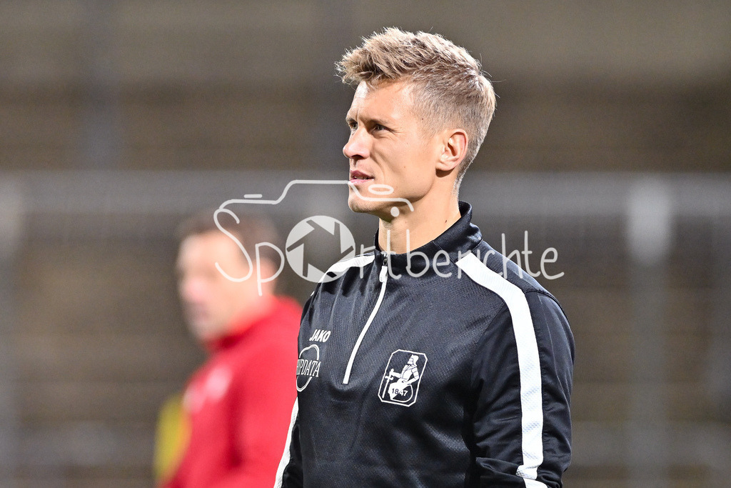 FC Bayern Amateure - TSV Schwaben Augsburg | im Bild TSV Schwaben Trainer Matthias OSTRZOLEK in Aktion / Freisteller / Einzelfoto / Regionalliga Bayern: FC Bayern Muenchen II - TSV Schwaben Augsburg, Gruenwalder Stadion am am 25.10.2024
