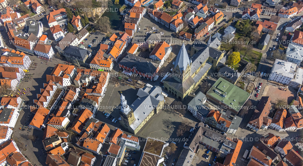 Soest220301437 | Luftbild, Marktplatz Soest mit Außengastronomie und Fachwerkhäusern sowie kath. Kirche St. Patrokli-Dom und St. Petri Kirche - Alde Kerke in der Altstadt, Soest, Soester Börde, Nordrhein-Westfalen, Deutschland