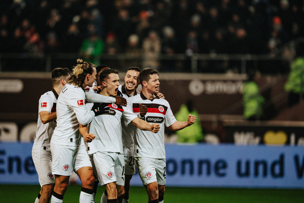 FCS00985 | Der offizielle Shop für FC St. Pauli Fotos. Wähle aus Spielszenen & Fanmomenten dein FCSP Wunschformat. Wir liefern Millerntor-Atmosphäre.