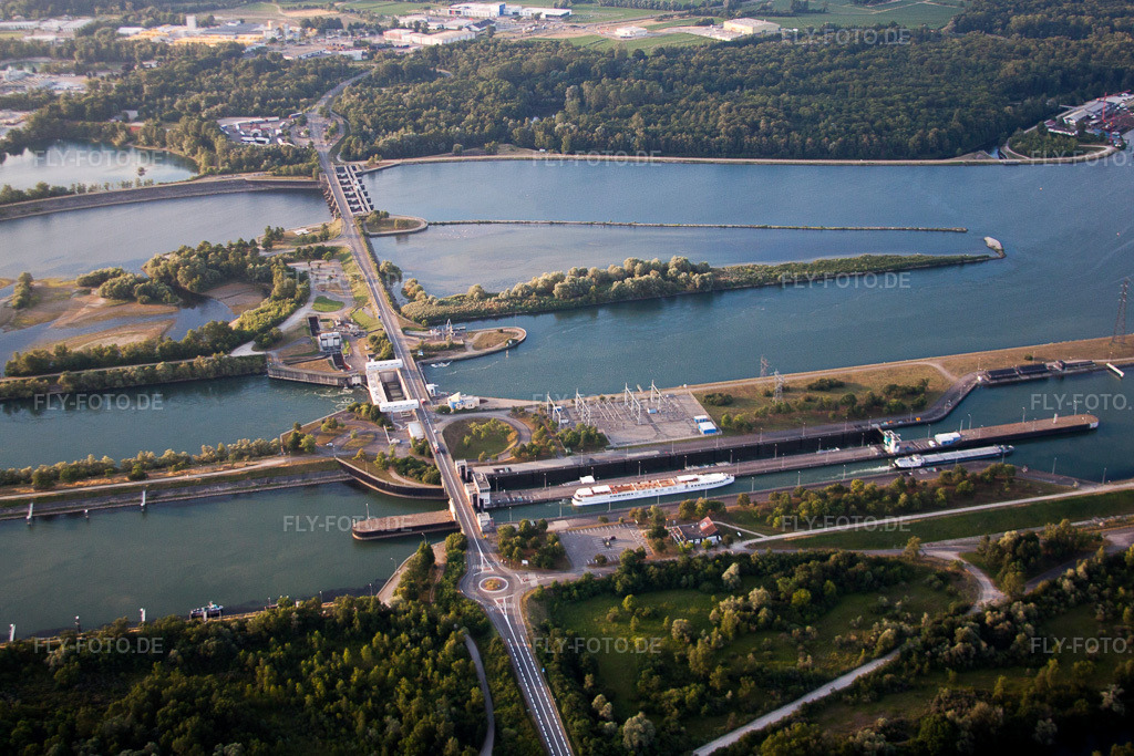 Luftbild: Schleusenanlagen am Ufer der Wasserstraße des Rhein bei Gambsheim in Elsass, an der Grenze zwischen Deutschland und Frankreich in Gambsheim im Bundesland Bas-Rhin in Frankreich. Foto: IMG_68042.jpg vom 19.06.2014 durch Werner Riehm/FLY-FOTO.de