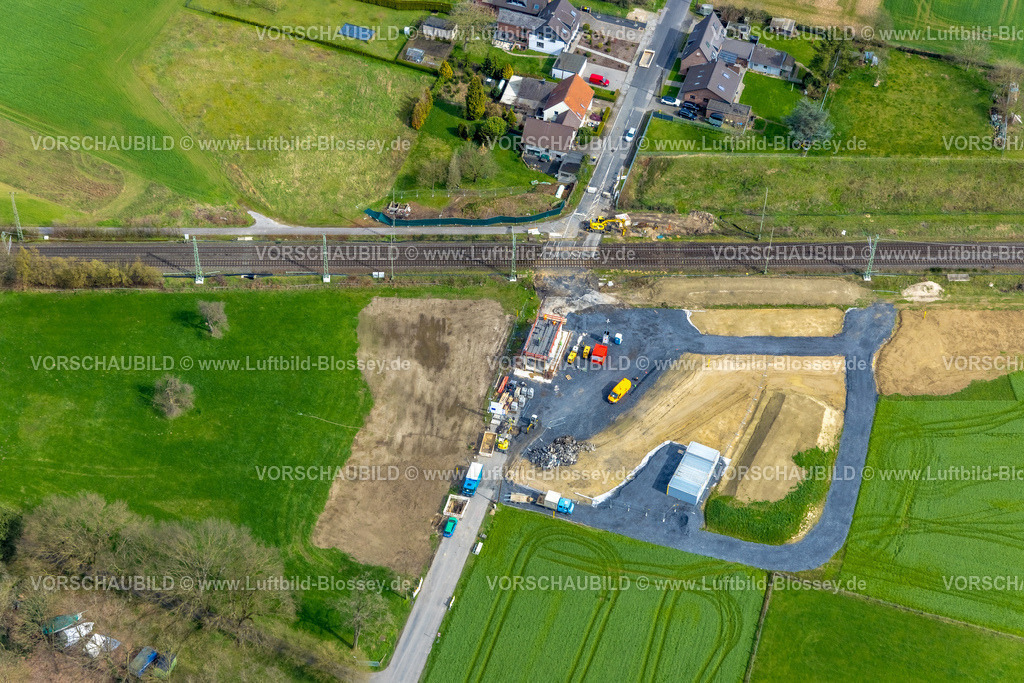 Voerde230300996Betuwe | Luftbild, Ausbau der Betuwe Linie zwischen Ruhrgebiet und den Niederlanden im Bereich Voerde zur dreigleisigen Bahnstrecke, , alle beschrankten Bahnübergänge werden entfallen oder durch Über- oder Unterführungen ersetzt werden. Vor allem ist die Ausbaumaßnahme für die Bahn mit der Verpflichtung verbunden, nunmehr Lärmschutz für die betroffenen Menschen zu gewähren. Stockum, Voerde, Niederrhein, Ruhrgebiet, Nordrhein-Westfalen, Deutschland