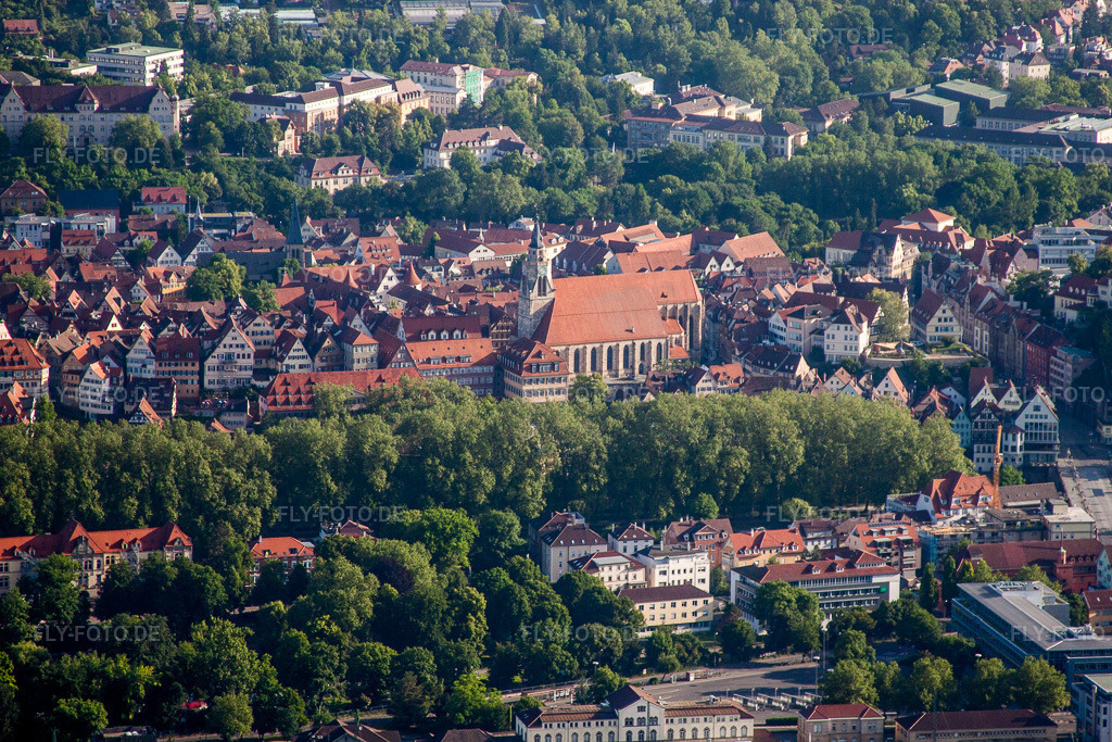 Luftbild: Stiftskirche im Altstadt- Zentrum der Innenstadt in Tübingen im Bundesland Baden-Württemberg in Deutschland. Foto: IMG_67712.jpg vom 09.06.2014 durch Werner Riehm/FLY-FOTO.de