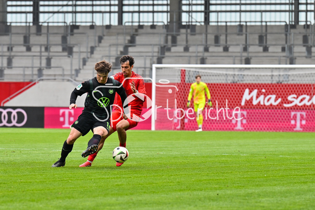 FC Bayern München U19 - VfL Wolfsburg U19 | im Duell Leonard KOEHLER (VfL Wolfsburg U19 14) und Mudaser SADAT (FCB #11) / Zweikampf / U19 DFB Nachwuchsliga Endrunde: FC Bayern Muenchen - VfL Wolfsburg, FC Bayern Campus am 26.04.2025