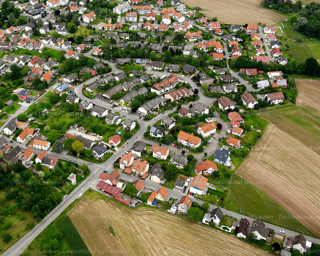 2627090 | KORK 09.06.2006 Landwirtschaftliche Nutzflächen und Feldgrenzen  umsäumen das Siedlungsgebiet des Dorfes in Kork im Bundesland Baden-Württemberg, Deutschland // Agricultural land and field boundaries surround the settlement area of the village  in Kork in the state Baden-Wuerttemberg, Germany Foto: Gerhard Launer