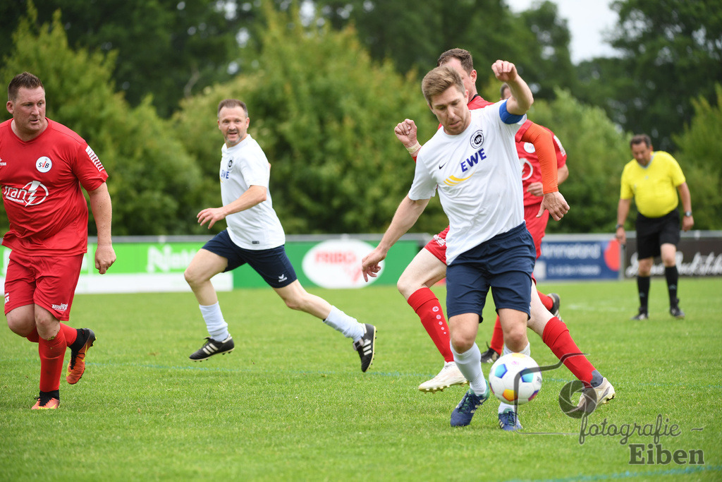 SV Brake Ü40-BW Bümmerstede (Ü40) | Kreispokal Finale Jade-Weser-Hunte Ü40; SV Brake Ü40 (rot)-BW Bümmerstede Ü40 (weiß) am 15.06.2025 in Rastede (Sportanlage Köttersweg), Photo: Philip Eiben 2025 - Realisiert mit Pictrs.com