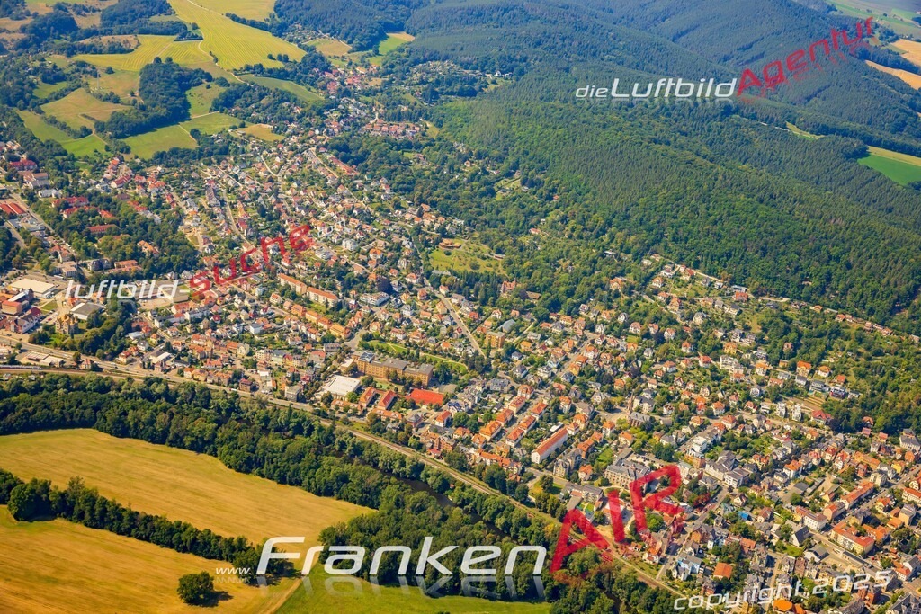 Luftbild der Stadt Rudolstadt - Die Luftaufnahme wurde 2025 vom UL-Flugzeug heraus erstellt ( keine Drohne ) - Hochauflösende Luftaufnahme - für professionelle Ausdrucke geeignet. Die Geschenkidee !Hier alle&nbsp;Infos zur Lizenzierung der LuftaufnahmeWir fliegen auch dieses Jahr wieder in Ihre Region um Luftbilder zu erstellen.- Luftbild anfragen