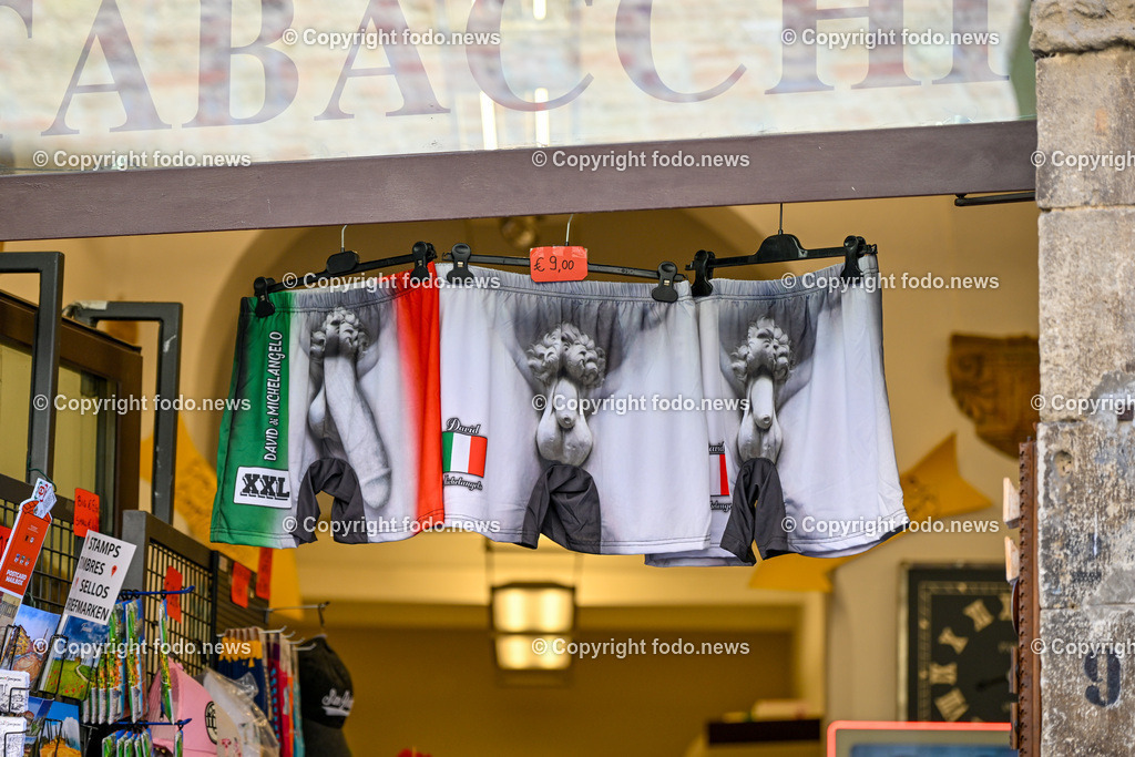 Italien_ Toskana_ San Gimignano_ 31.05.2024-66 | 31.05.2024, Italien, ITA, Toskana, San Gimignano im Bild Stadtansichten Gebäude, Architektur, Touristen, Historisch, Souvenir, Ansichten der berühmten Stadt San Gimignano in der Toskana-Italien - View of the famous town San Gimignano in Tuscany-ItalySan Gimignano ist eine italienische Kleinstadt in der Toskana mit einem mittelalterlichen Stadtkern. San Gimignano wird auch die Stadt der Türme genannt. Die Stadt liegt in der Provinz Siena. Sie gehört neben Florenz, Siena und Pisa zu den von Touristen meist besuchten Zielen in der Toskana.