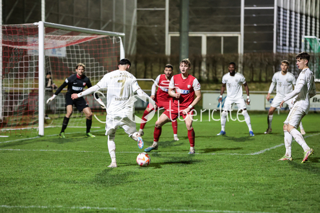 SV Heimstetten - FC Bayern Amateure | Yusuf Karhan KABADAYI (FCB #7) trifft in dieser Szene zum 1-8 Endstand in Heimstetten