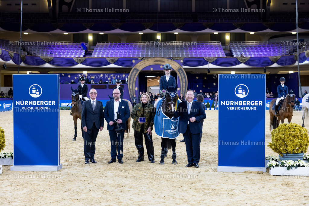 TH_Clara Sherry_ Lisa Sturm_23186 | Clara Sherry, Lisa Sturm beim Festhallen Reitturnier Frankfurt 2024 am 19.12.24 in Frankfurt, Festhalle