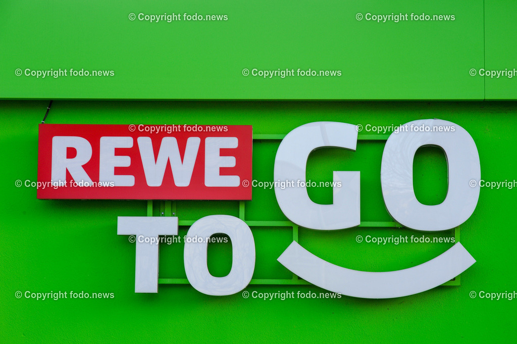 Deutschland_ Baden-Wuerttemberg_ Goeppingen_ 15.01.2025-12 | 15.01.2025, Deutschland, GER, Baden-Wuerttemberg, Goeppingen, im Bild Themenbild, Stadtansichten, Rewe, Marke, Lebensmittel, Lebensmittelmarkt, Einzelhandel, einkaufen, To Go, Schild, Logo, Leuchtreklame, Werbung