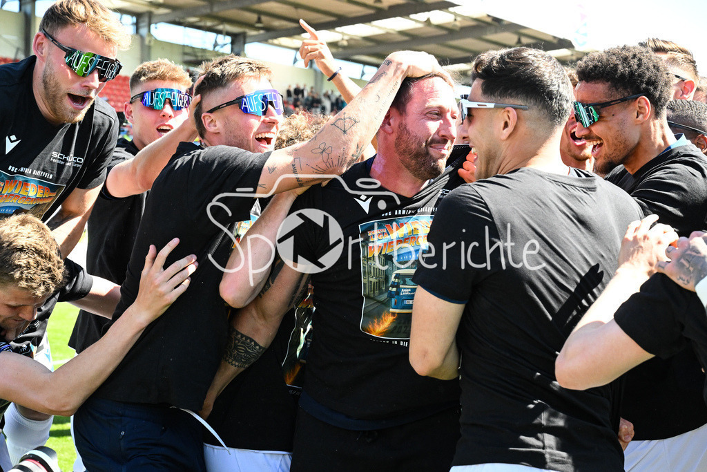 SpVgg Unterhaching - Arminia Bielefeld | die Mannschaft aus Bielefeld feiert zusammen mit den Fans dein Sieg und den Aufstieg in Unterhaching / Bierdursche / Bier / Freude / Happy / Gluecklich / 3. Liga: SpVgg Unterhaching - Arminia Bielefeld, Uhlsport Park am 11.05.2025 / Michel KNIAT Trainer Arminia Bielefeld