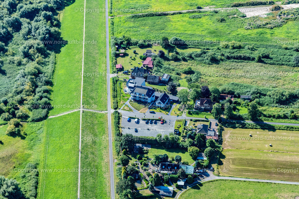 Krautsand_Ferienwohnungen_Elbblick_ELS_9658130822 | DROCHTERSEN 13.08.2022 Ferienhaus Anlage " Elbblick " an der Straße Zur Elbaussicht in Drochtersen im Bundesland Niedersachsen, Deutschland. // Holiday house plant of the park " Elbblick " on street Zur Elbaussicht in Drochtersen in the state Lower Saxony, Germany. Foto: Martin Elsen