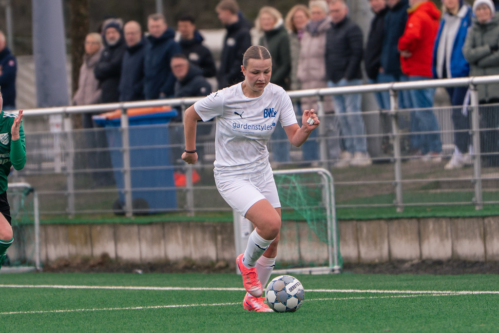 Fußball I Frauen I Saison 2025-2026 I Landesliga Weser-Ems I 13. Spieltag I BW Lohne - SV Olympia Uelsen I 9317 | jns.sportfotos - Realisiert mit Pictrs.com