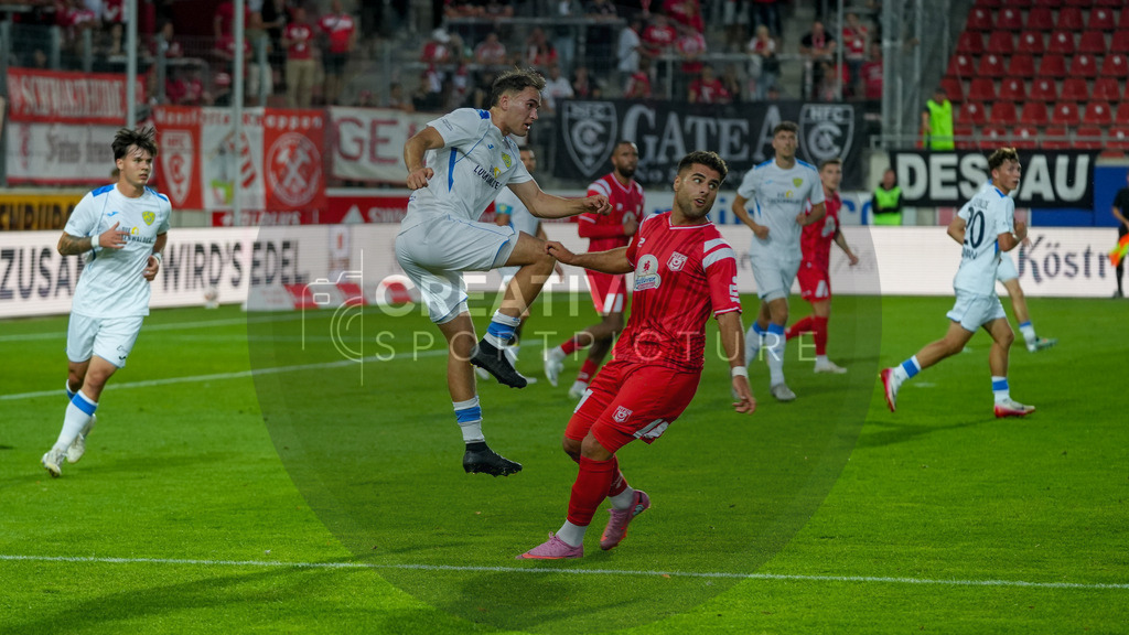 Fußball, Herren, Saison 2025/2026, Regionalliga Nordost, 5. Spieltag, Hallescher FC vs. FSV 63 Luckenwalde, Dienstag 26.08.2025, Leuna-Chemie-Stadion Halle, | Fußball, Herren, Saison 2025/2026, Regionalliga Nordost, 5. Spieltag, Hallescher FC vs. FSV 63 Luckenwalde, Dienstag 26.08.2025, Leuna-Chemie-Stadion Halle, Im Bild: Simon Gollnack (l. Luckenwalde) und Malek Fakhro (r. Halle) - Realisiert mit Pictrs.com