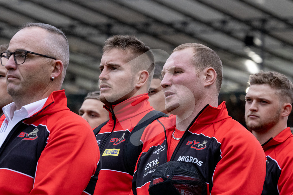 ESAF2025_Einzug_4369 | Die Schwinger des Schwyzer Kantonalen Schwingerverbandes: Fotos, die Dynamik und Leidenschaft festhalten, sowie emotionale Momente aus dem traditionellen Schwingsport zeigen. - Realisiert mit Pictrs.com