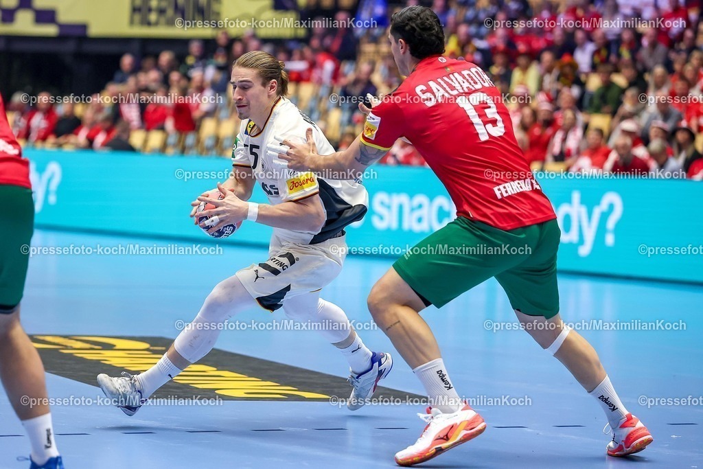 EHF22012601024 | 22.01.2026, Handball, Men's EHF EURO 2026, Deutschland - Portugal, Jyske Bank Boxen in Herning, Dänemark, Main Round:  Juri Knorr (Germany #15) im Zweikampf gegen   Rocha Nogueira (Portugal #13) 