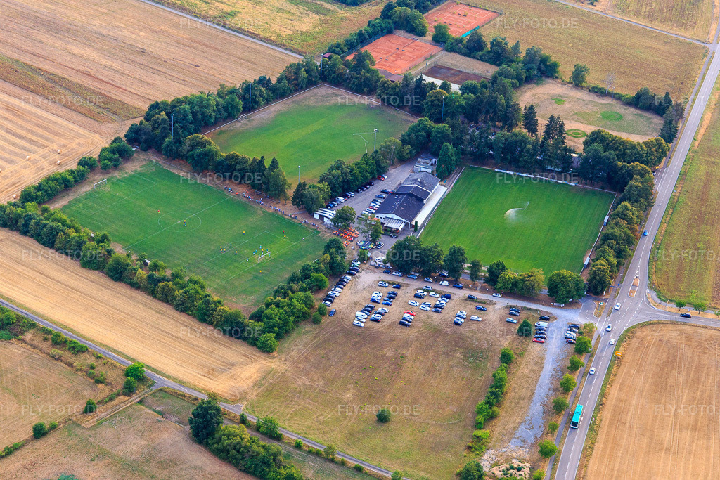 Luftbild: Schnitzelparadies am Stutenseestadion FC Germania Friedrichstal im Ortsteil Friedrichstal in Stutensee im Bundesland Baden-Württemberg in Deutschland. – Foto: IMG_109095.jpg vom 19.07.2018 durch Werner Riehm/FLY-FOTO.de – Auflösung des Originals: 5472 x 3648 px – Schnitzelparadies - StutenseeRestaurant