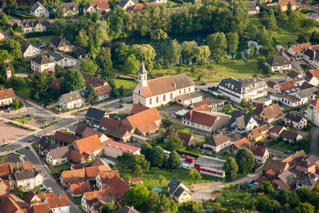 Luftbild: Kirchengebäude des Conseil de Fabrique de L'Eglise Catholique in der Dorfmitte in Kilstett im Bundesland Bas-Rhin in Frankreich. Foto: IMG_28856.jpg vom 14.06.2010 durch Werner Riehm/FLY-FOTO.de
