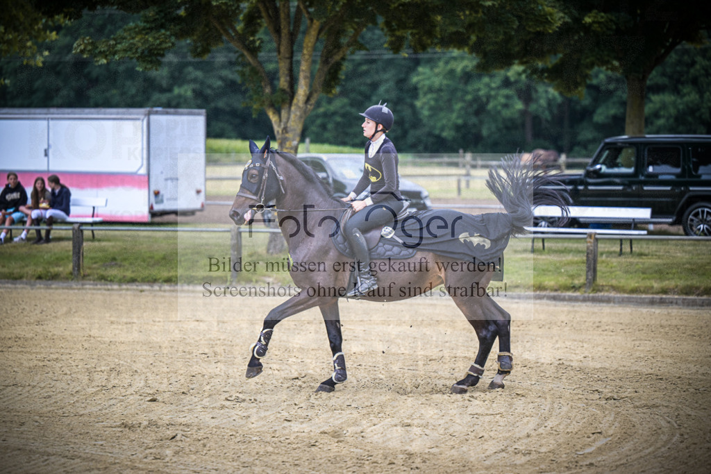 DOS_9021 | Entdecke hochwertige Reitturnierfotos von Foto Oger. Professionell, emotional und authentisch – jetzt Lieblingsmomente im Shop bestellen.Deutschlandweite Turnierfotografie. - Realisiert mit Pictrs.com