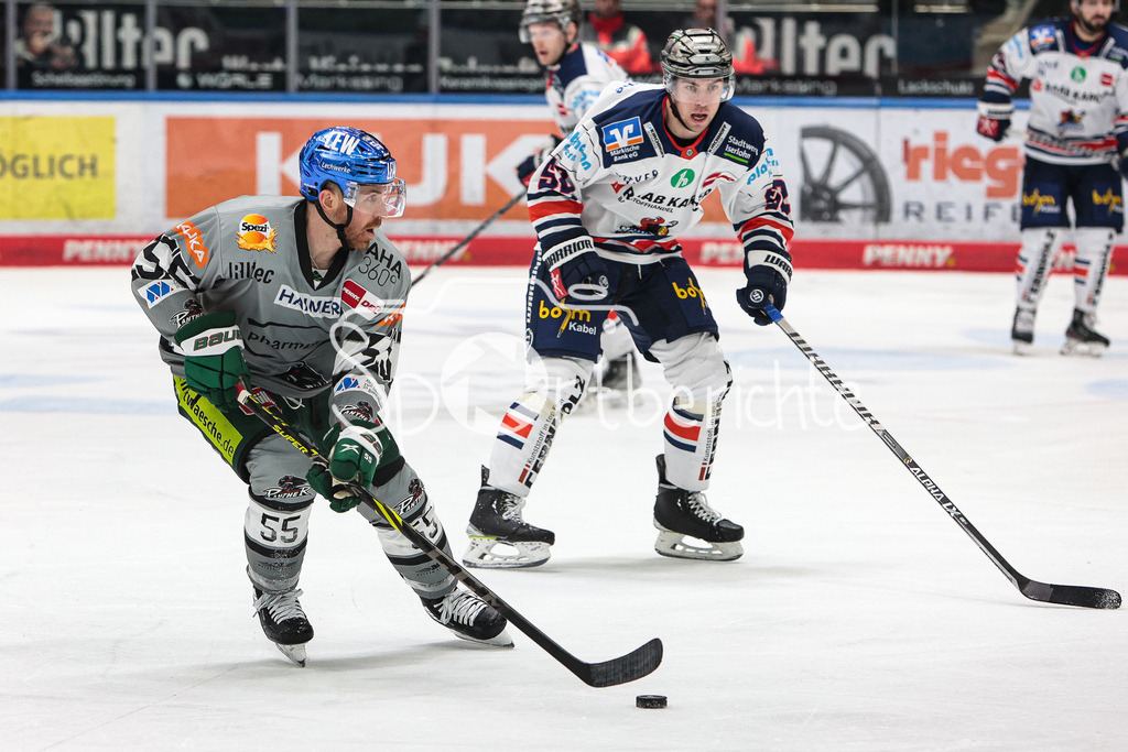 Augsburger Panther - Iserlohn Roosters | David WARSOFSKY (AEV #55) im Duell mit Sven ZIEGLER (ISR #52)
