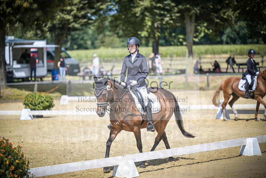 DOS_5758 | Entdecke hochwertige Reitturnierfotos von Foto Oger. Professionell, emotional und authentisch – jetzt Lieblingsmomente im Shop bestellen.Deutschlandweite Turnierfotografie. - Realisiert mit Pictrs.com