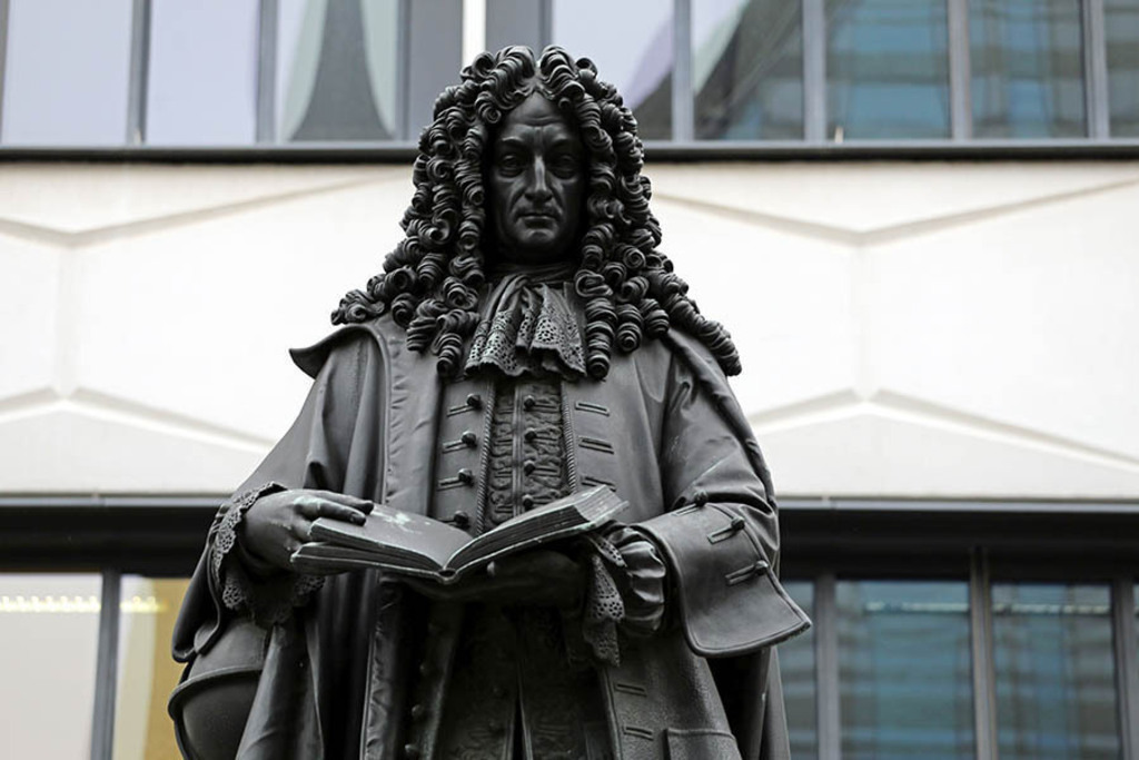 Foto: Leipzig - Leibniz Denkmal | Das Team hinter BILDLEXIKON LEIPZIG bündelt historische wie aktuelle Informationen über die Stadt Leipzig in Text und Bild auf einer Plattform und stellt diese der interessierten Öffentlichkeit zur Verfügung.