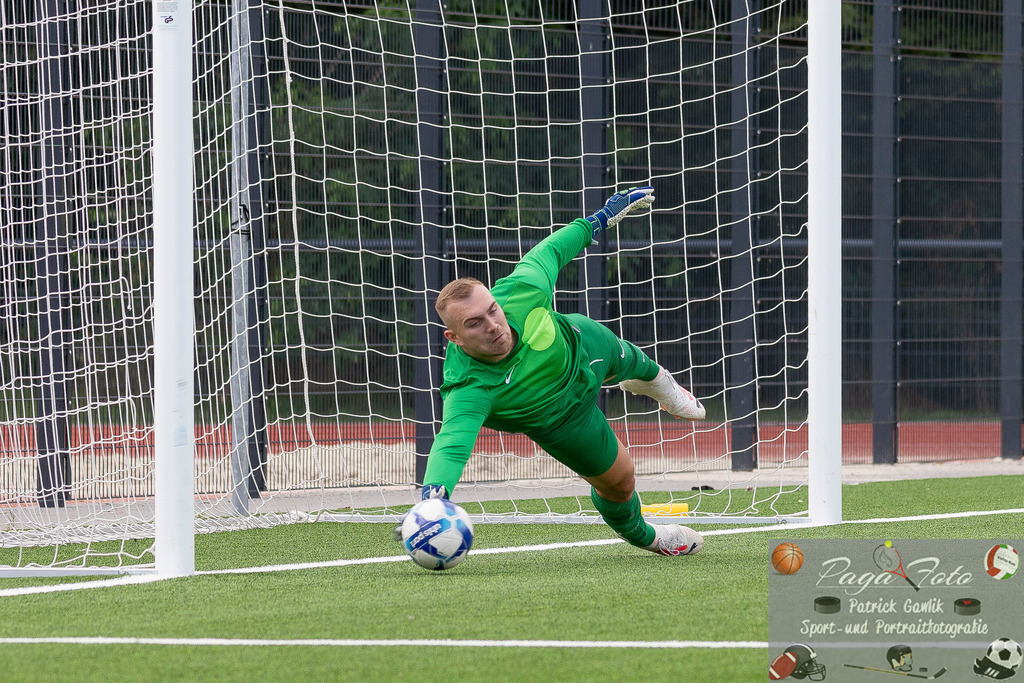 Testspiel: Spvgg. 03 Fechenheim - Türk Gücü Friedberg, 13.07.2024 | Armin Buchholz (Spvgg. 03 Fechenheim #32) hält einen Strafstoss / Strafstoß / Elfmeter, Spvgg. 03 Fechenheim - Türk Gücü Friedberg, Frankfurt am Main, Sportanlage Birsteiner Straße, 13.7.2024 - Realisiert mit Pictrs.com