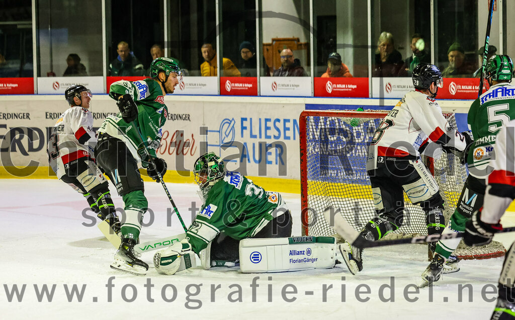 2023-11-12_049_TSV_Erding_gegen_EHC_Koenigsbrunn | Erding, Deutschland, 12.11.2023:
Eishockey, Bayernliga Vorrunde 2023 / 2024, 9. Spieltag, TSV Erding gegen EHC Königsbrunn, Endergebnis: 3:2

Bastian Cramer (Erding Gladiators, #34), Torwart Dimitri Pätzold (Erding Gladiators, #32)

Foto: Christian Riedel / fotografie-riedel.net