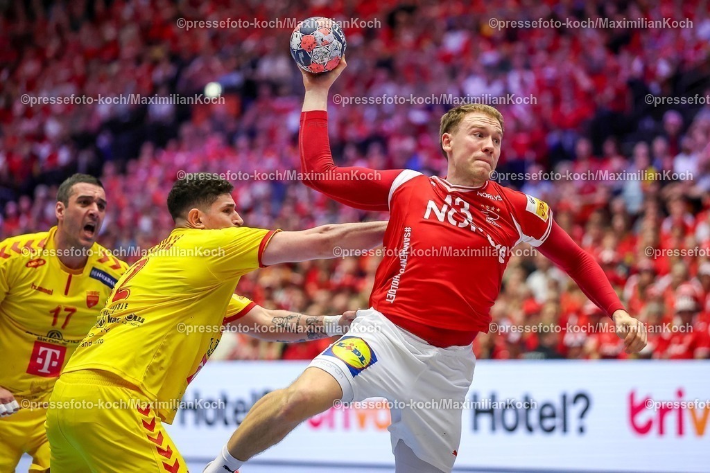 EHF16012602079 | 16.01.2026, Handball, Men's EHF EURO 2026, Dänemark - Nordmazedonien, Jyske Bank Boxen in Herning, Dänemark, Preliminary Round: Simon Bogetoft Pytlick (Denmark #43) im Zweikampf gegen   Marko Stojkovikj (North Macedonia #42) 