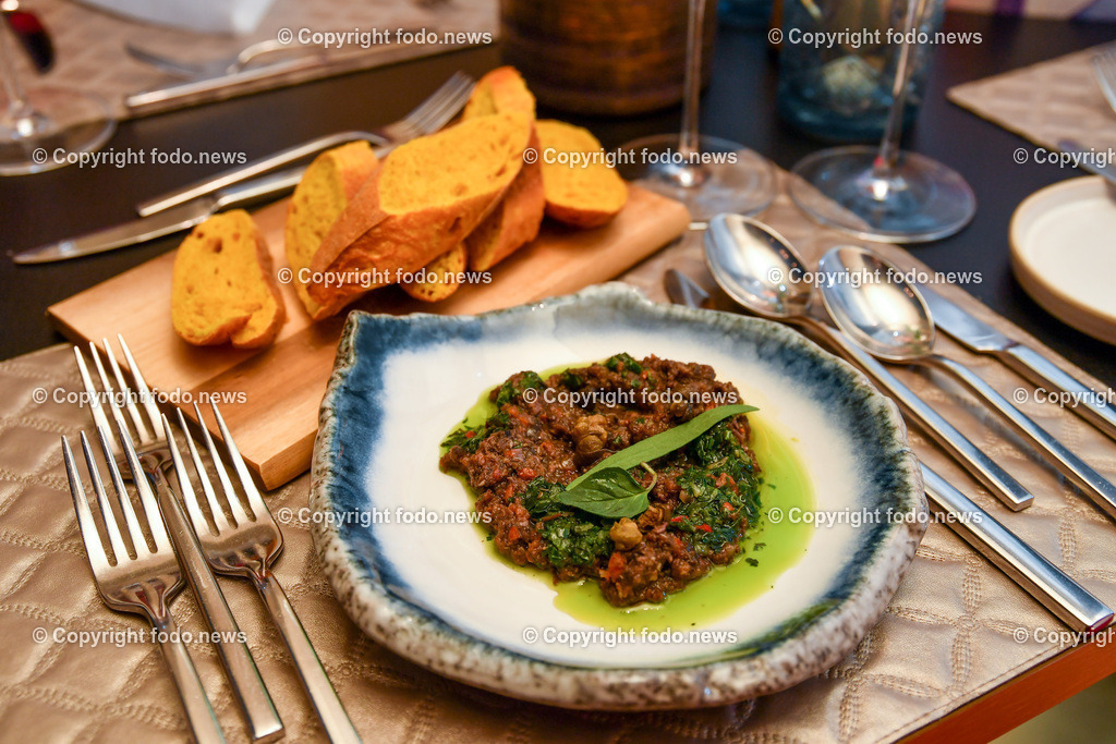 Stadtliebe Linz_ Weinverkostung mit Chateau D Esclans_ 03.05.2023-8 | 03.05.2023, Linz, AUT, Stadtliebe, Weinverkostung mit Chateau D ́Esclans, im Bild Gelbes Gewuerzbrot mit Roestzwiebel und Oliven Tapenade mit Provence Kraeuter
