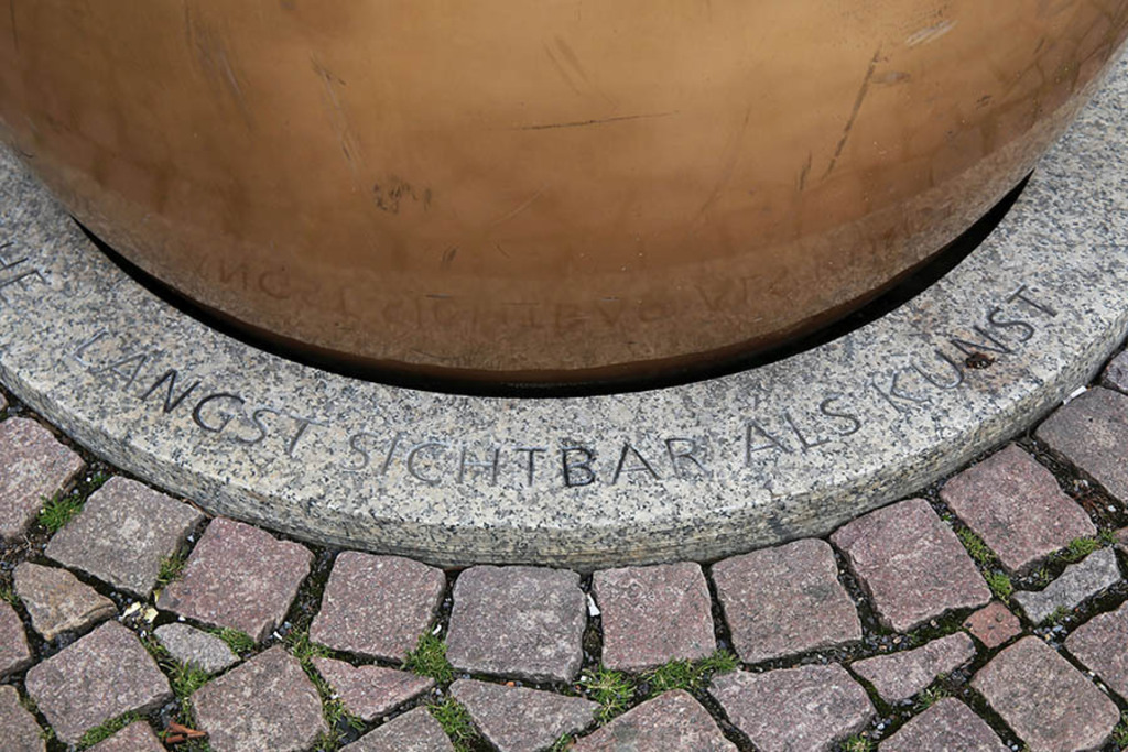 Foto: Leipzig - Glocke der Demokratie - Granitring mit Haiku von Durs Grünbein | Das Team hinter BILDLEXIKON LEIPZIG bündelt historische wie aktuelle Informationen über die Stadt Leipzig in Text und Bild auf einer Plattform und stellt diese der interessierten Öffentlichkeit zur Verfügung.
