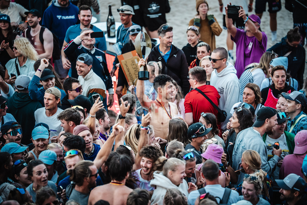Beachvolleyball | Frauen und Männer | Deutsche Meisterschaften 2025 Timmendorfer Strand | 07.09.2025 | Sven Winter bei der Siegerehrung