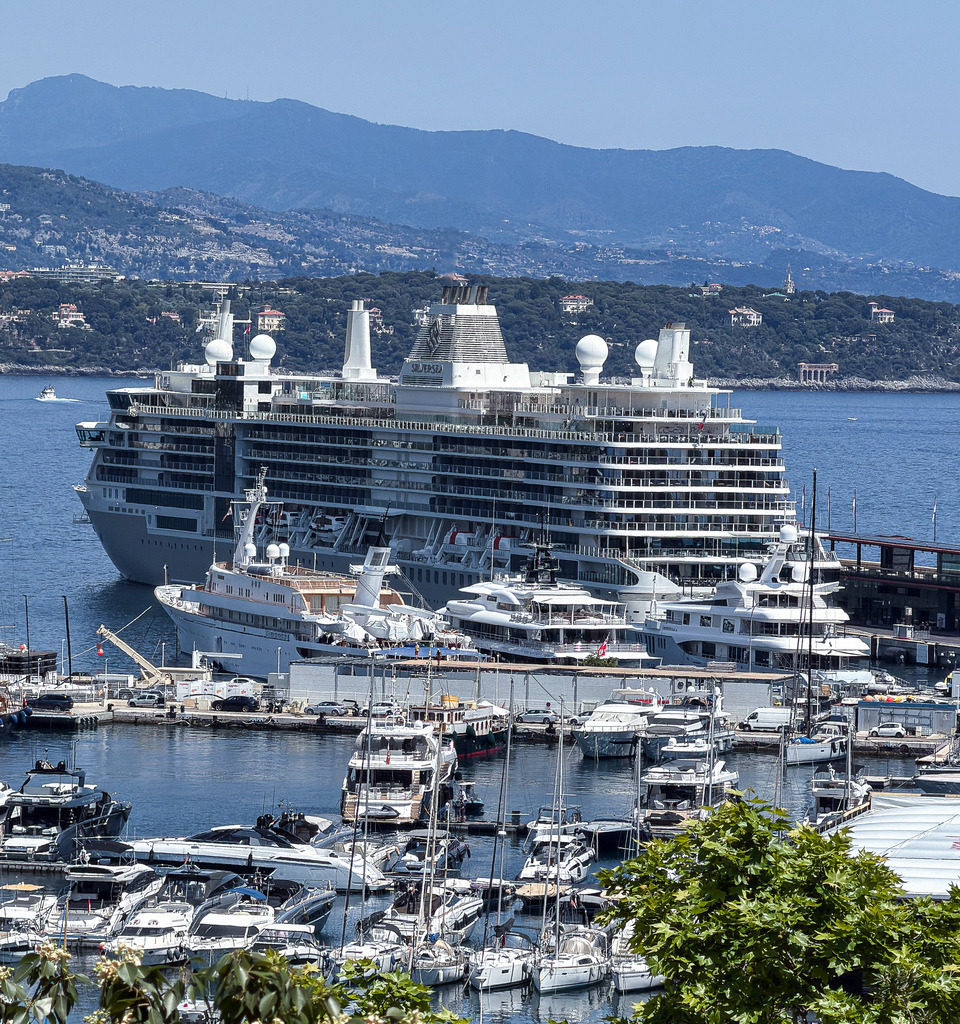 Mondäner Lifestyle – Exklusive Fotokunst Luxusschiff in Monaco | Ein Hauch von purem Luxus und zeitloser Eleganz. Diese detailreiche Fine-Art-Fotografie fängt ein spektakuläres Luxus-Kreuzfahrtschiff im weltberühmten Hafen von Monaco ein. Der faszinierende Kontrast zwischen der strahlend weißen Schiffsarchitektur und dem tiefen Blau des Mittelmeers bringt das exklusive Flair der Côte d’Azur direkt an deine Wand. Ein edler und beruhigender Blickfang für maritime Einrichtungsstile, moderne Wohnzimmer oder repräsentative Geschäftsräume. Empfohlen als Großformat unter Acrylglas für maximale Tiefenwirkung. - Realisiert mit Pictrs.com