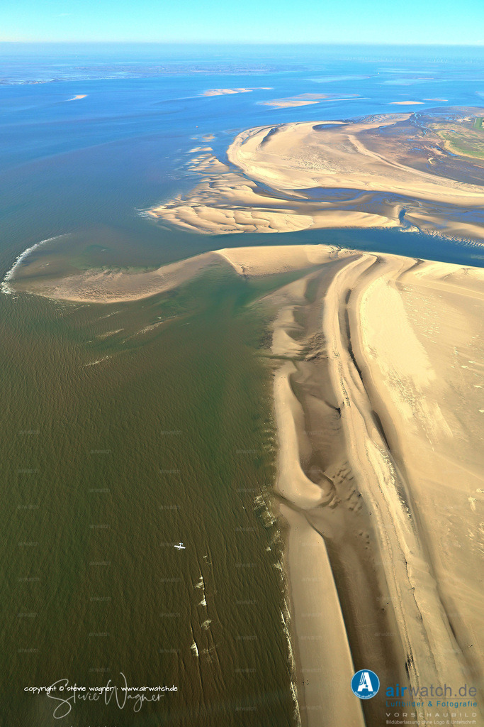Der Westerhever Leuchtturm steht auf einer schmalen Landzunge - Luftbild | Der Westerhever Leuchtturm steht auf einer schmalen Landzunge aus Salzwiesen und Gezeitenflächen etwa 600 Meter vom nächsten Parkplatz entfernt und ist Teil des Schleswig-Holstein Wattenmeer-Nationalparks.