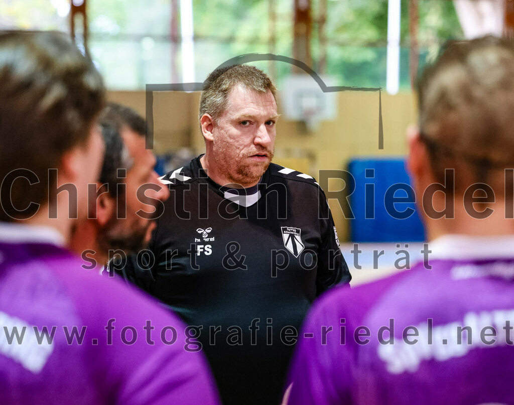 2023-10-21_048_SpVgg_Altenerding_III_gegen_TSV_Taufkirchen-Vils | Erding, Deutschland, 21.10.2023:
Handball, Bezirksklasse Männer Staffel Ost 2023 / 2024, 4. Spieltag, SpVgg Altenerding III gegen TSV Taufkirchen/Vils, Endergebnis: 27:32

Trainer Frank Sullivan (SpVgg Altenerding)

Foto: Christian Riedel / fotografie-riedel.net