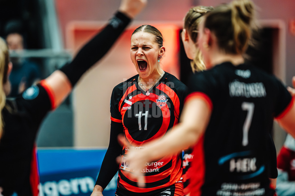Volleyball | Frauen | Saison 2025/2026 | Volleyball Bundesliga | ETV Hamburger Volksbank Volleys vs. Dresdner SC | 15.11.2025 | Svea Frobel (#11, ETV Hamburger Volksbank Volleys) jubelt