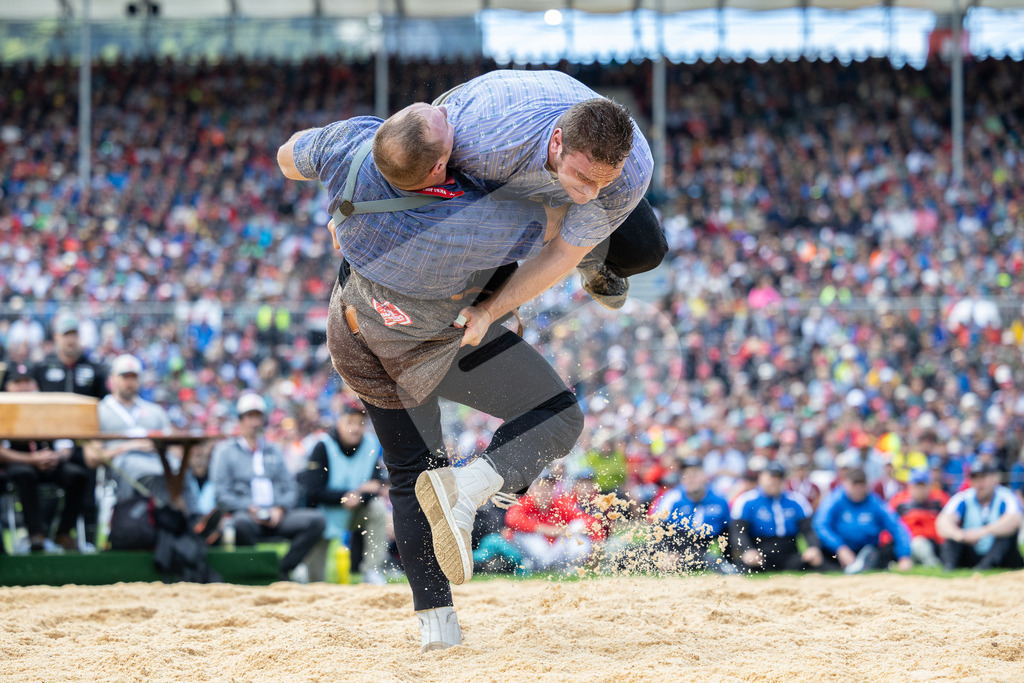 ESAF2025_04Gang_5653 | Die Schwinger des Schwyzer Kantonalen Schwingerverbandes: Fotos, die Dynamik und Leidenschaft festhalten, sowie emotionale Momente aus dem traditionellen Schwingsport zeigen. - Realisiert mit Pictrs.com