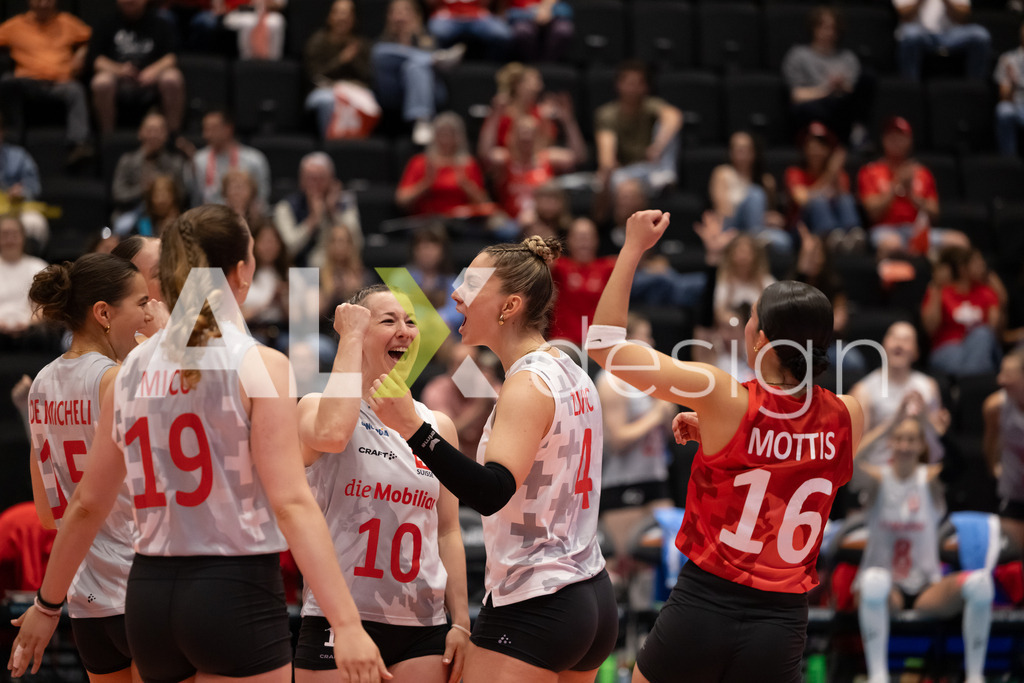 Georgia v Switzerland - CEV European League Women | KRIENS, SWITZERLAND - JUNE 12: ORIANE HÄMMERLI of Switzerland, LEANA ZUVIC of Switzerland, FABIANA MOTTIS of Switzerland, ALIX DE MICHELI of Switzerland and SINDI MICO of Switzerland celebrating during the CEV European League match between Georgia and Switzerland at Pilatus Arena on June 12, 2026 in Kriens, Switzerland. - Realisiert mit Pictrs.com